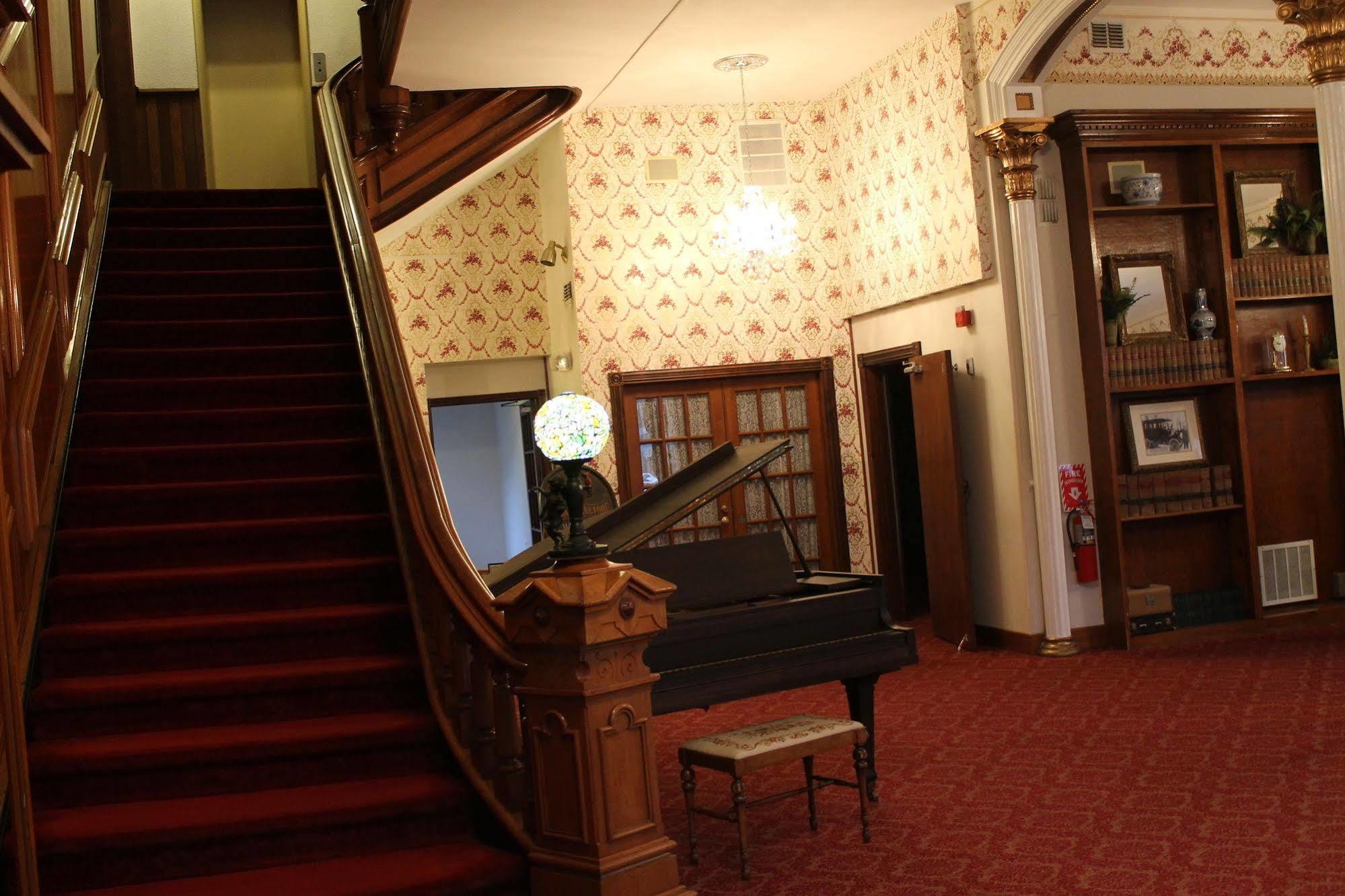 Decker Hotel & Bar Maquoketa 外观 照片