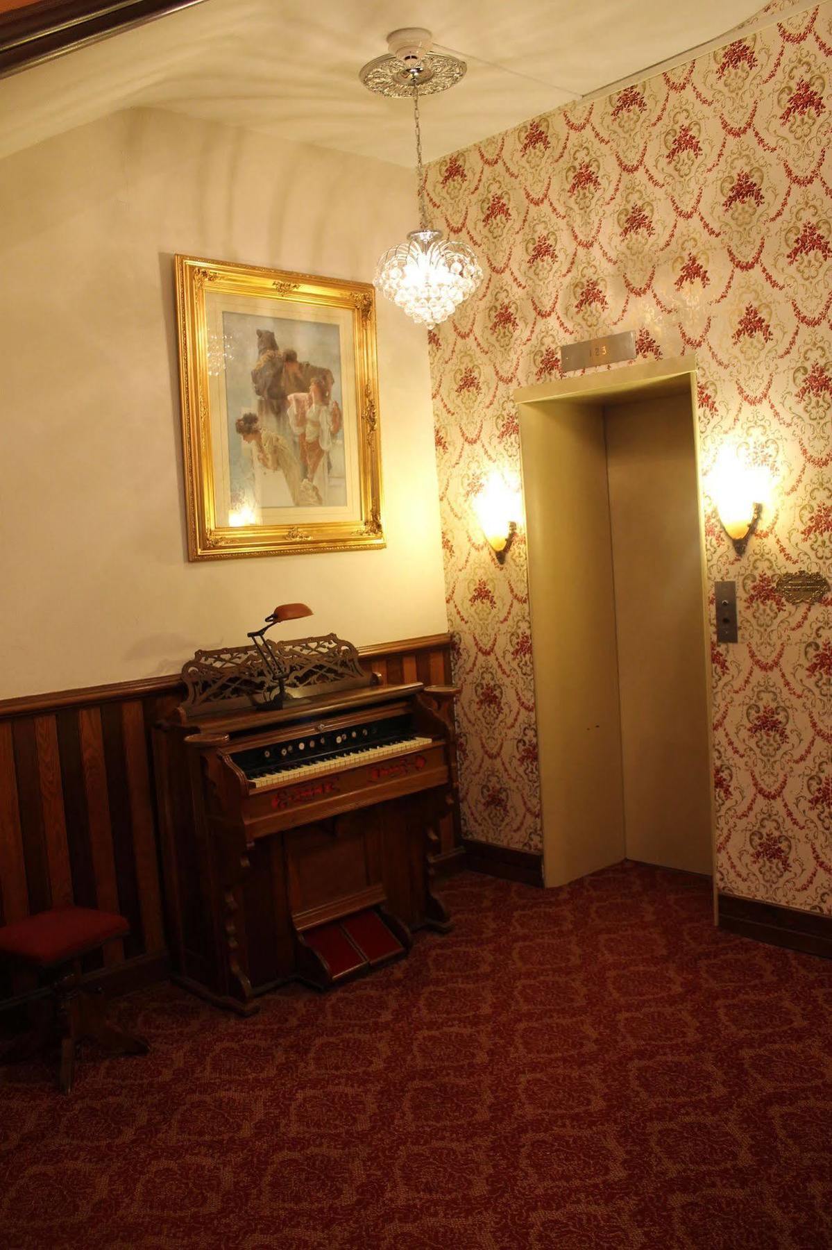Decker Hotel & Bar Maquoketa 外观 照片